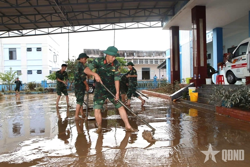 Military forces rush to help flood-hit people in Central Vietnam
